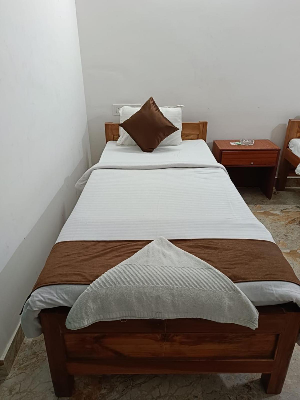 Hotel Atithi Grand Guwahati Exteriör bild